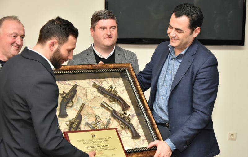 ალექსანდრე მოწერელია მსოფლიოს სამგზის ჩემპიონს დავით ქირიას შეხვდა