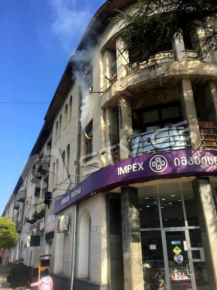 აგიზგიზებული შეშის ღუმელი ზუგდიდის ცენტრში – ყოფილი სასტუმრო “ოდიშის” შენობა