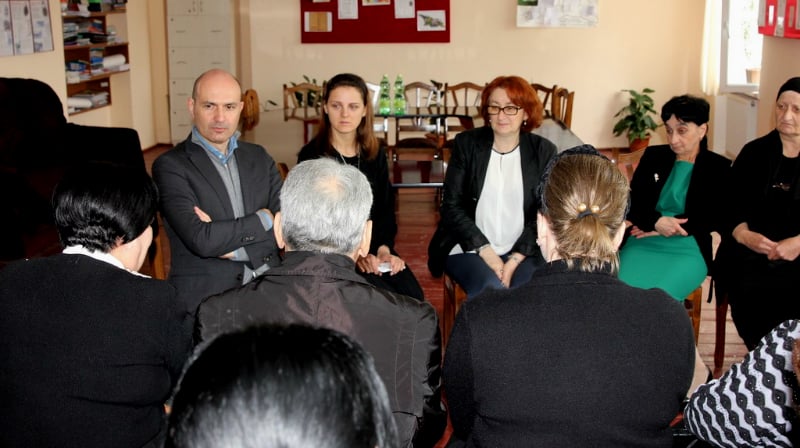 რუსლან აბაშიძე აფხაზეთის საჯარო სკოლების დირექტორებსა და პედაგოგებს შეხვდა