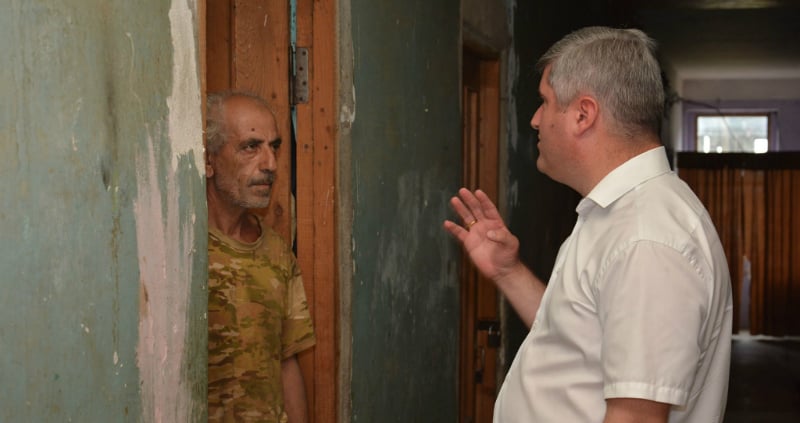 ზუგდიდის მერი სტიქიის შედეგად დაზარალებულ დევნილთა კომპაქტურ დასახლებას ესტუმრა