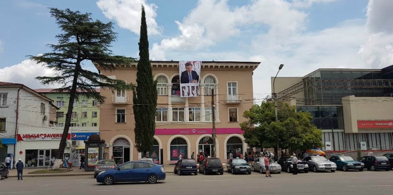 ,,გახარია წადი” – ზუგდიდში, სახლის სახურავზე “ნაციონალებმა” პლაკატი დაკიდეს