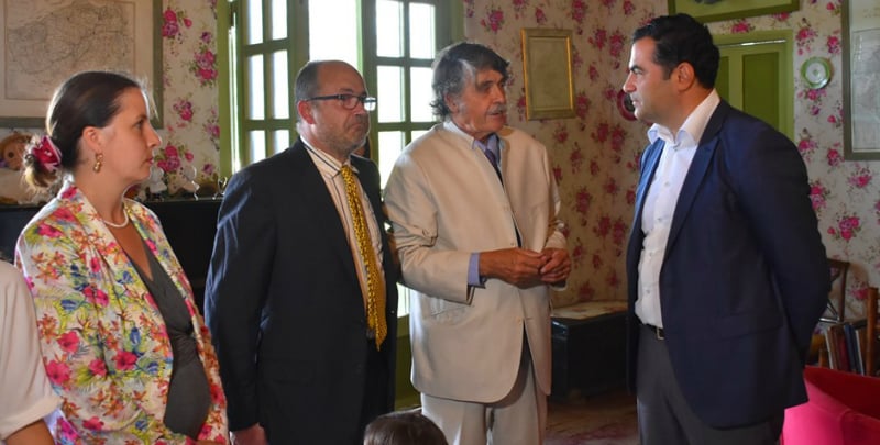 აშილ მიურატის შთამომავლებმა ზუგდიდში, ისტორიული ფოტოების გამოფენა გამართეს