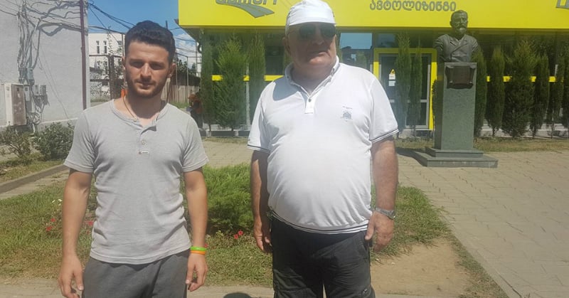 ზუგდიდში ბიუსტის თვალზე წითელი სახვევის გაკეთებას აპროტესტებენ