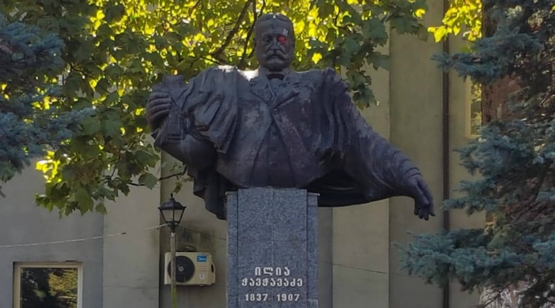 ზუგდიდში განთავსებულ ყველა ბიუსტს თვალზე წითელი სახვევი გაუკეთეს