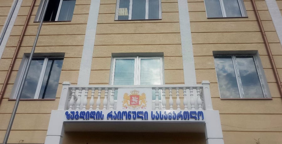 მამაკაცი, რომელიც ძმის სახლისა და მანქანების დაზიანებისა და მუქარისთვის დააკავეს, პატიმრობა შეეფარდა