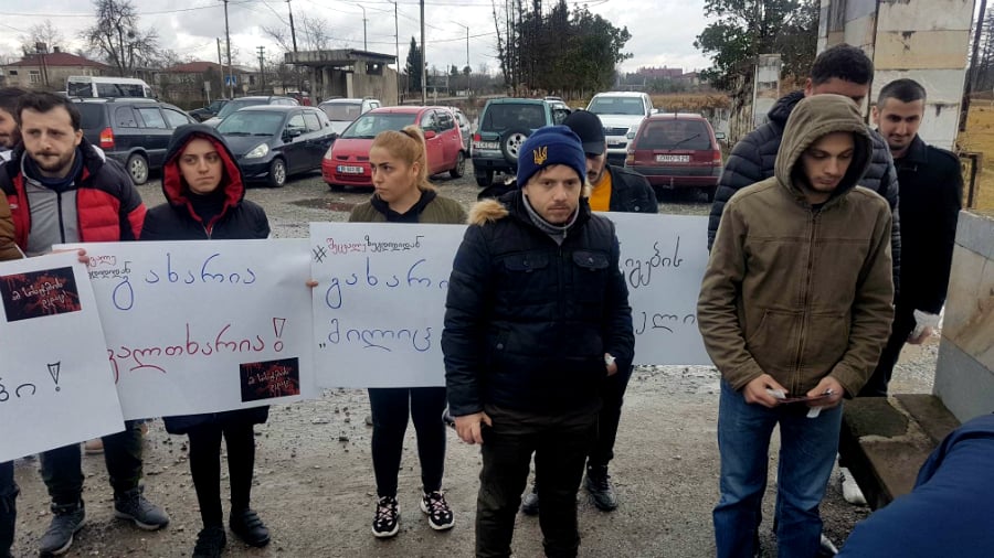 ნემსები და ფქვილი, წარწერით “ჰეროინი” – “შეცვალე” ზუგდიდში აქციას მართავს
