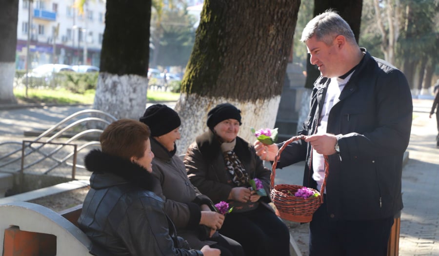 ზუგდიდის მერმა ქალბატონებს დედის დღე მიულოცა