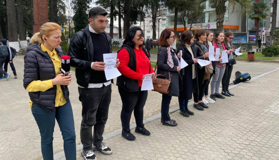 “სოლიდარობას ვუცხადებთ ჩვენს კოლეგებს” – ჟურნალისტების აქცია ზუგდიდში