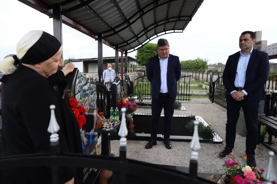 გუბერნატორმა და ზუგდიდის მერმა გიგა ოთხოზორიას საფლავი ყვავილებით შეამკეს
