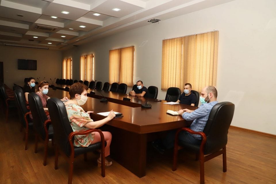 ზუგდიდის მერიამ 1 მცირეწლოვანს სასმენი აპარატი შეუძინა