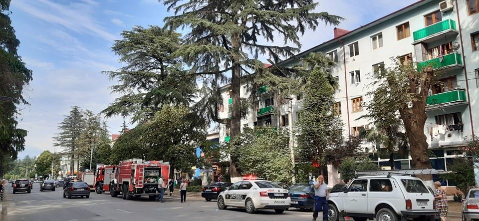 ზუგდიდში საცხოვრებელი კორპუსს ხანძარი გაუჩნდა