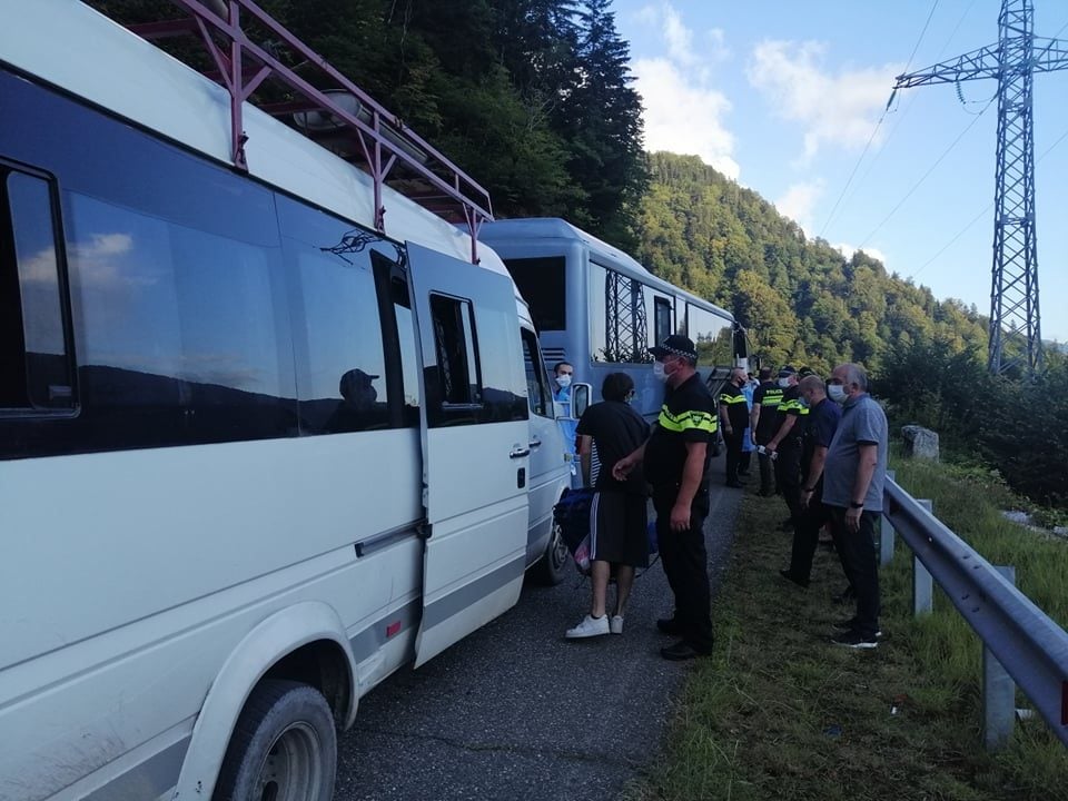 ამ წუთებში 103 ტურისტი სვანეთიდან აჭარის საკარანტინო ზონაში გადაჰყავთ