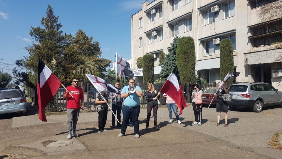 ზუგდიდის მაჟორიტარი დეპუტატობის კანდიდატმა გიორგი გაბედავამ საოლქო პროკურატურასთან აქცია გამართა