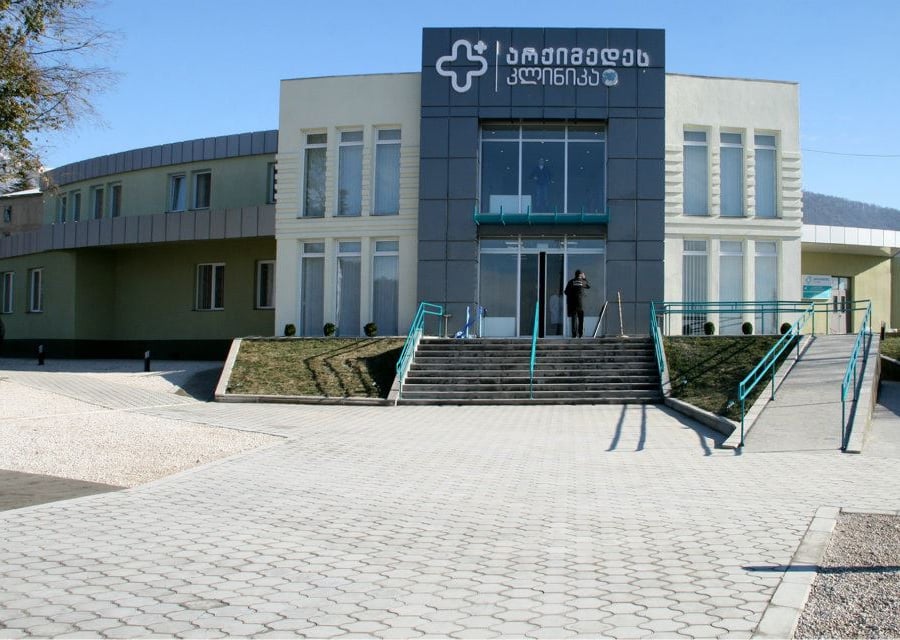 სენაკის კლინიკაში 88 წლის მამაკაცი კორონავირუსით გარდაიცვალა