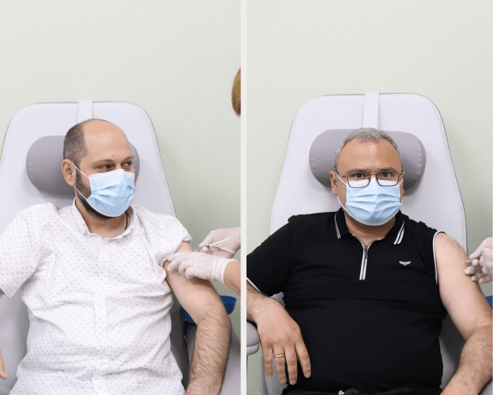ზუგდიდში საკრებულოს თავმჯდომარე და მერის მოვალეობის შემსრულებელი აიცრნენ
