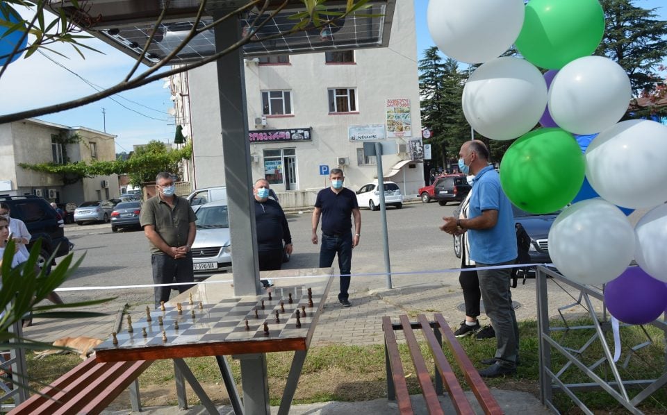 მზის პანელით მოსაცდელი და ველოპარკინგი ჩხოროწყუში