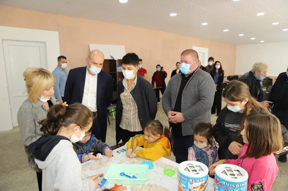 სოფელ ფოცხოეწერში „დევნილ მოზარდთა სამოქალაქო ჩართულობის სივრცე” გაიხსნა