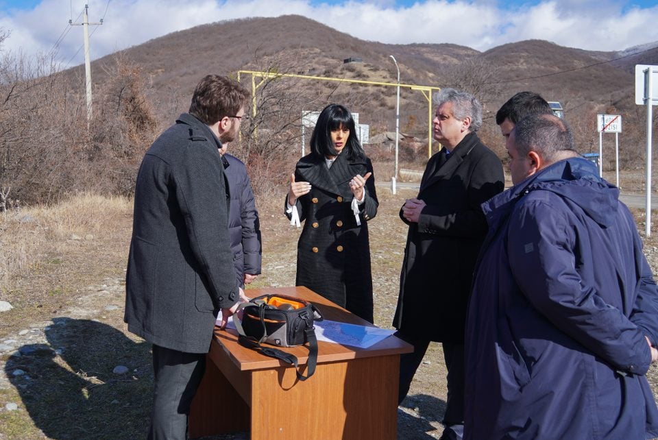 საქართველოში ორდღიანი სამუშაო ვიზიტის ფარგლებში, მოლდოვის ვიცე-პრემიერი რეინტეგრაციის საკითხებში, ოლეგ სერებრიანი, შერიგებისა და სამოქალაქო თანასწორობის საკითხებში საქართველოს სახელმწიფო მინისტრ თეა ახვლედიანთან ერთად სოფელ ოძისში საოკუპაციო ხაზს ეწვია