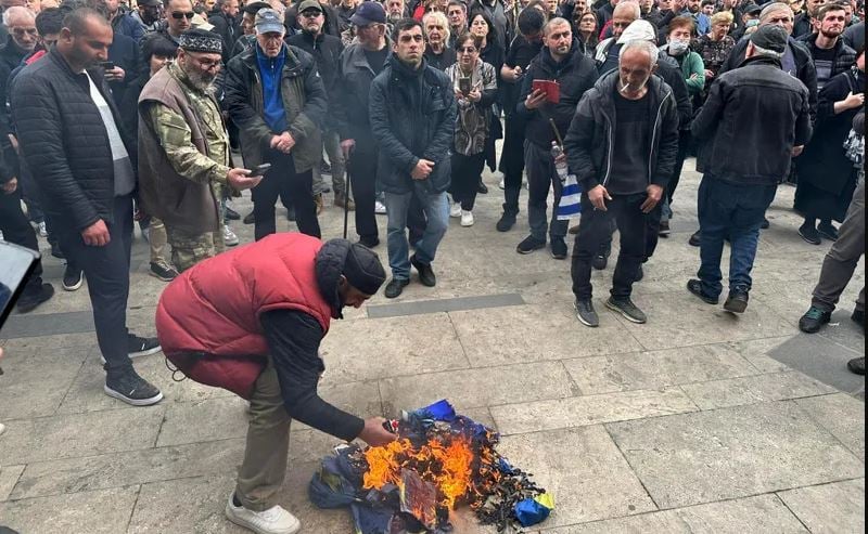 “ალტ-ინფოს” მხარდამჭერებმა ევროკავშირის დროშა დაწვეს