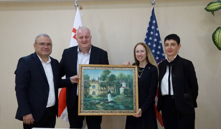დეგნანს გუბერნატორმა და მერმა დადიანების ნახატი აჩუქეს