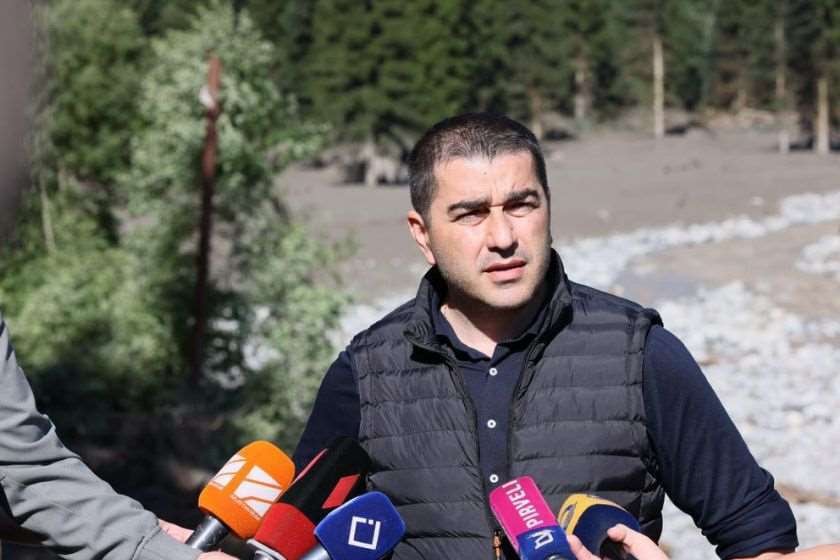 შალვა პაპუაშვილის განცხადებით, სტიქიის ზონაში ორი ახალი გზა გაიჭრა, რათა დაკარგულთა საძიებო სამუშაოები უკეთესად წარიმართოს