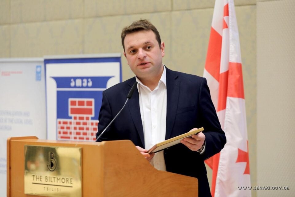 სენაკის მერი გახარიას პარტიის ადგილობრივ წევრს არაკომპეტენტურობასა და სიცრუის გავრცელებაში ადანაშაულებს