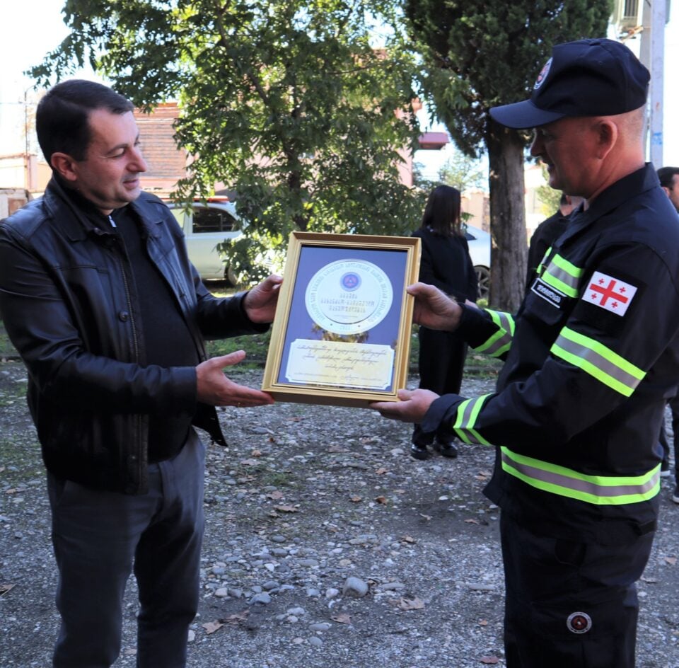 გიგა გაბელაიამ აბაშის სახანძრო-სამაშველო განყოფილებას განსაკთრებული სიმამაცისთვის მადლობის სიგელი გადასცა