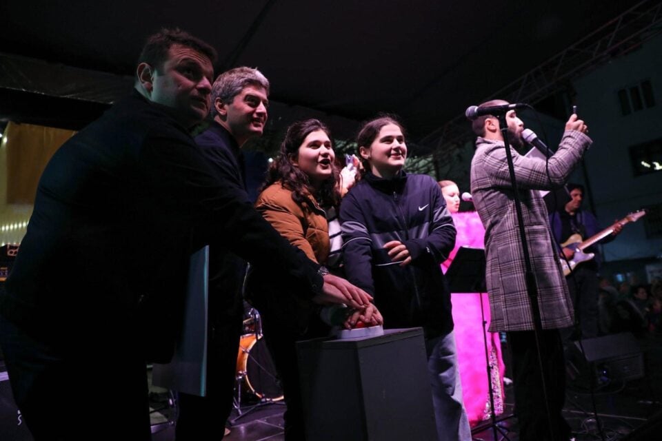 საქართველოში პირველად სენაკში ნაძვის ხე საერთო, სახალხო გათამაშებაში გამარჯვებულმა აანთო