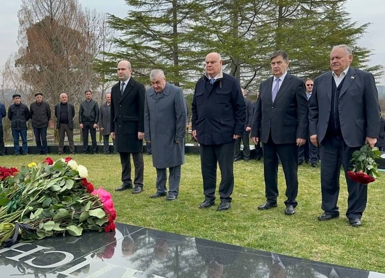 არძიმბას გარდაცვალების და ბაღაფშის დაბადების დღის აღსანიშნავად აფხაზეთში ,,დელეგაცია“ ჩავიდა