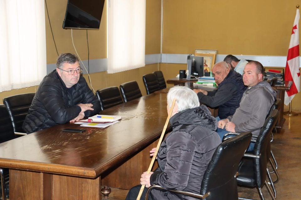 ჩხოროწყუს მუნიციპალიტეტის მერმა დათო გოგუამ მოქალაქეებთან მორიგი შეხვედრა გამართა