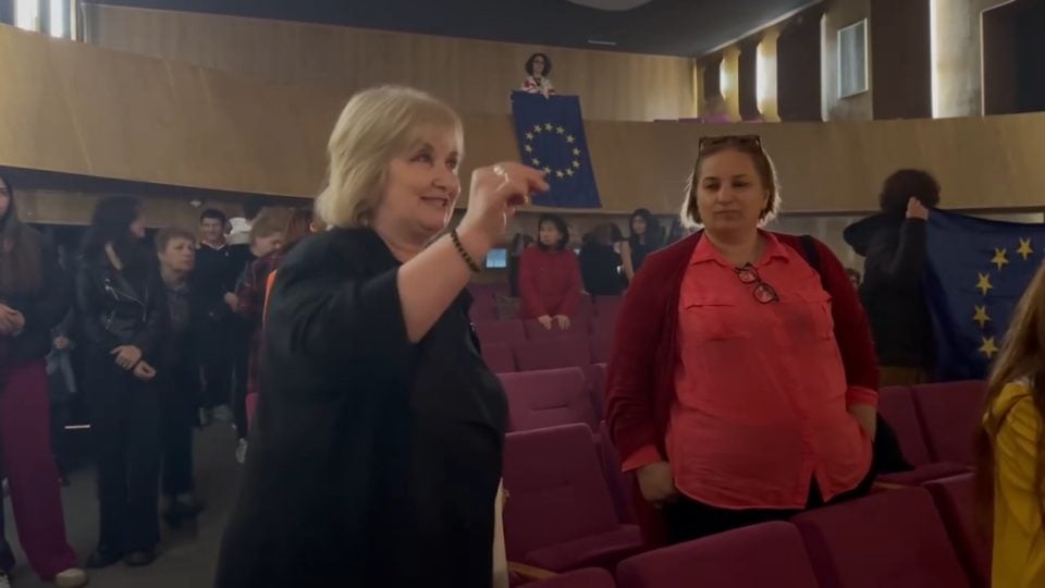 ,,გამჭირვალობის კანონის” გაპროტესტება არასამთავრობოების ნაწილმა ზუგდიდის თეატრის დასისგან მოითხოვა