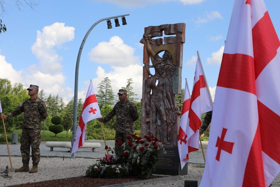 ზუგდიდში აგვისტოს ომში დაღუპულთა მემორიალი ხელისუფლების წარმომადგენლებმა გვირგვინით შეამკეს