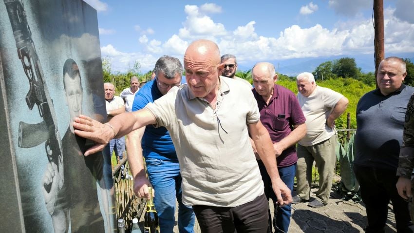 ჩხოროწყუში აგვისტოს ომში დაღუპული კობა წურწუმია გაიხსენეს