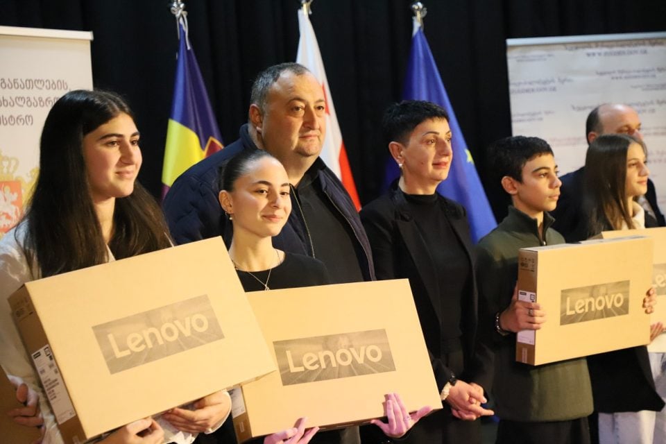 ზუგდიდში 129 წარჩინებული მოსწავლე ,,ჩემი პირველი კომპიუტერის“ პროგრამის ფარგლებში დაჯილდოვდა