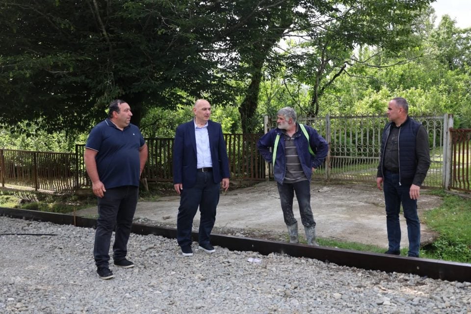 ხობის მერი ზემო ქვალონში გზის რეაბილიტაციის სამუშაოებს გაეცნო