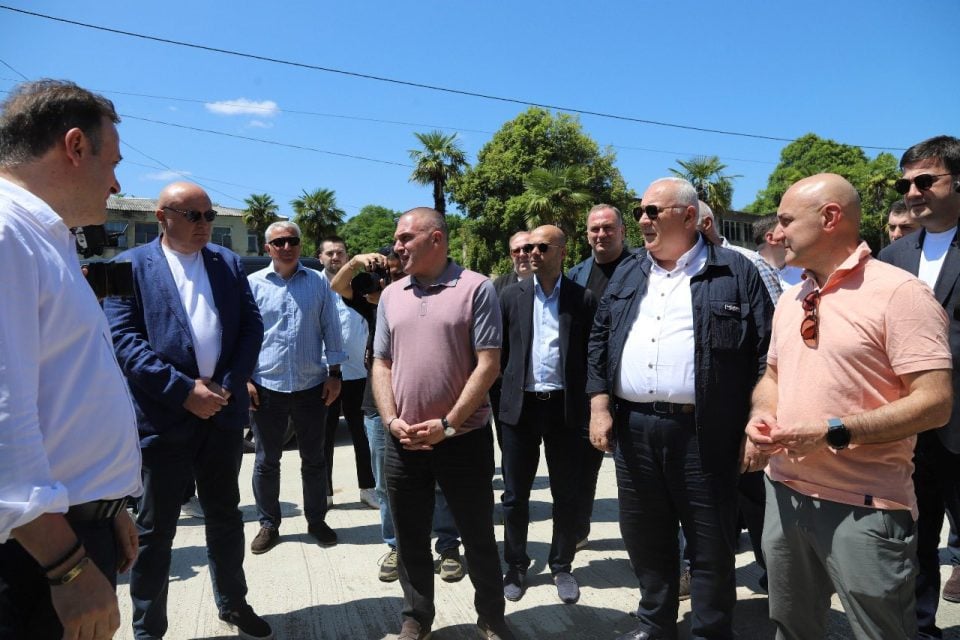 ინფრასტრუქტურის მინისტრი და გუბერნატორი სოფელ ობუჯში გზისა და ხიდის მდგომარეობას გაეცნენ