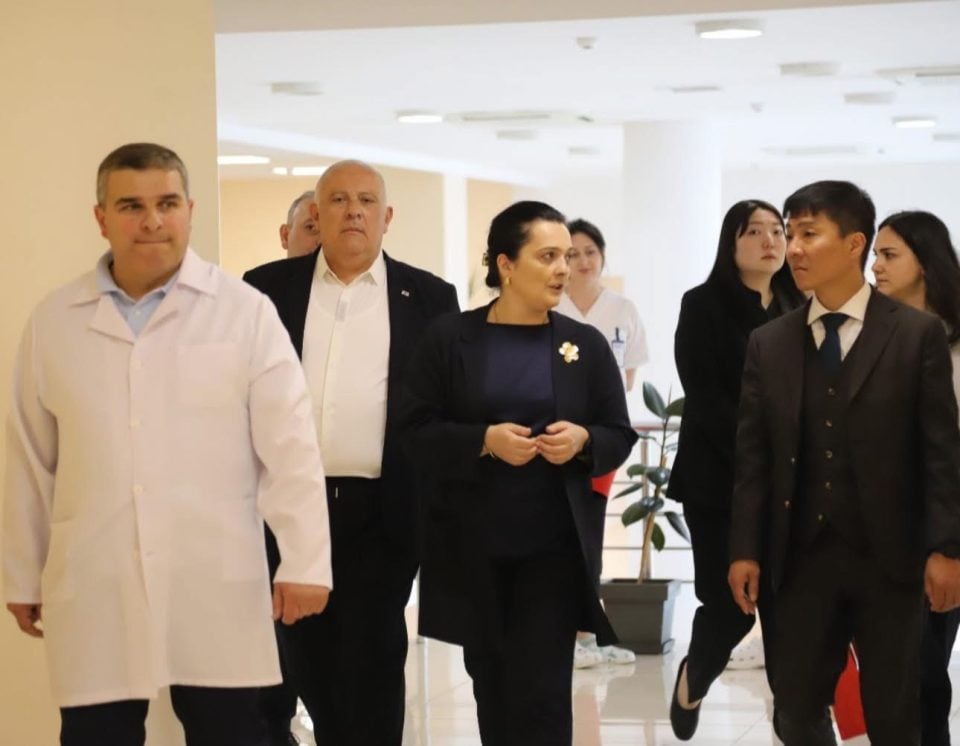 რუხის რესპუბლიკურ საავადმყოფოს იაპონიის საელჩომ სამედიცინო აპარატურა გადასცა