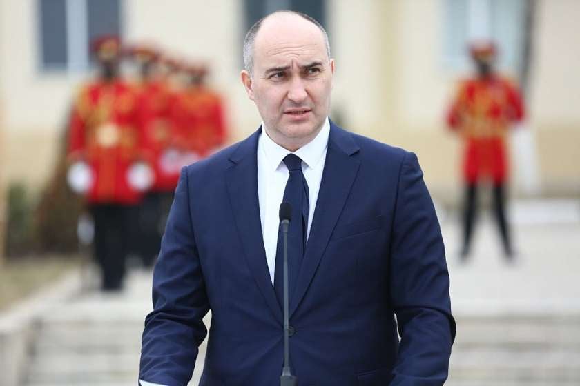 სუს-მა თავდაცვის ყოფილი მინისტრი ჯუანშერ ბურჭულაძე დააკავა