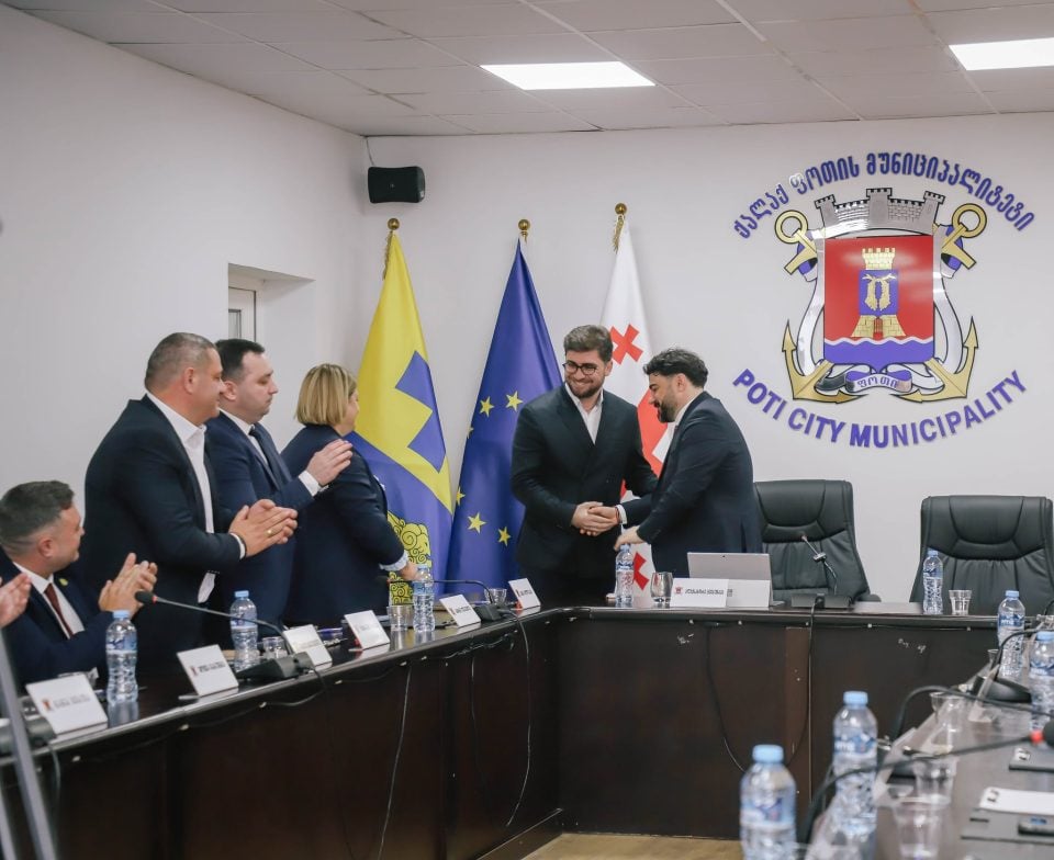 ფოთის მერი ბექა ვაჭარაძე: „ვულოცავ მე-8 მოწვევის საკრებულოს თავმჯდომარედ არჩევას ალექსანდრე ტყებუჩავას, რომელსაც საკრებულოს სრულმა შემადგენლობამ მაღალი ნდობა გამოუცხადა“