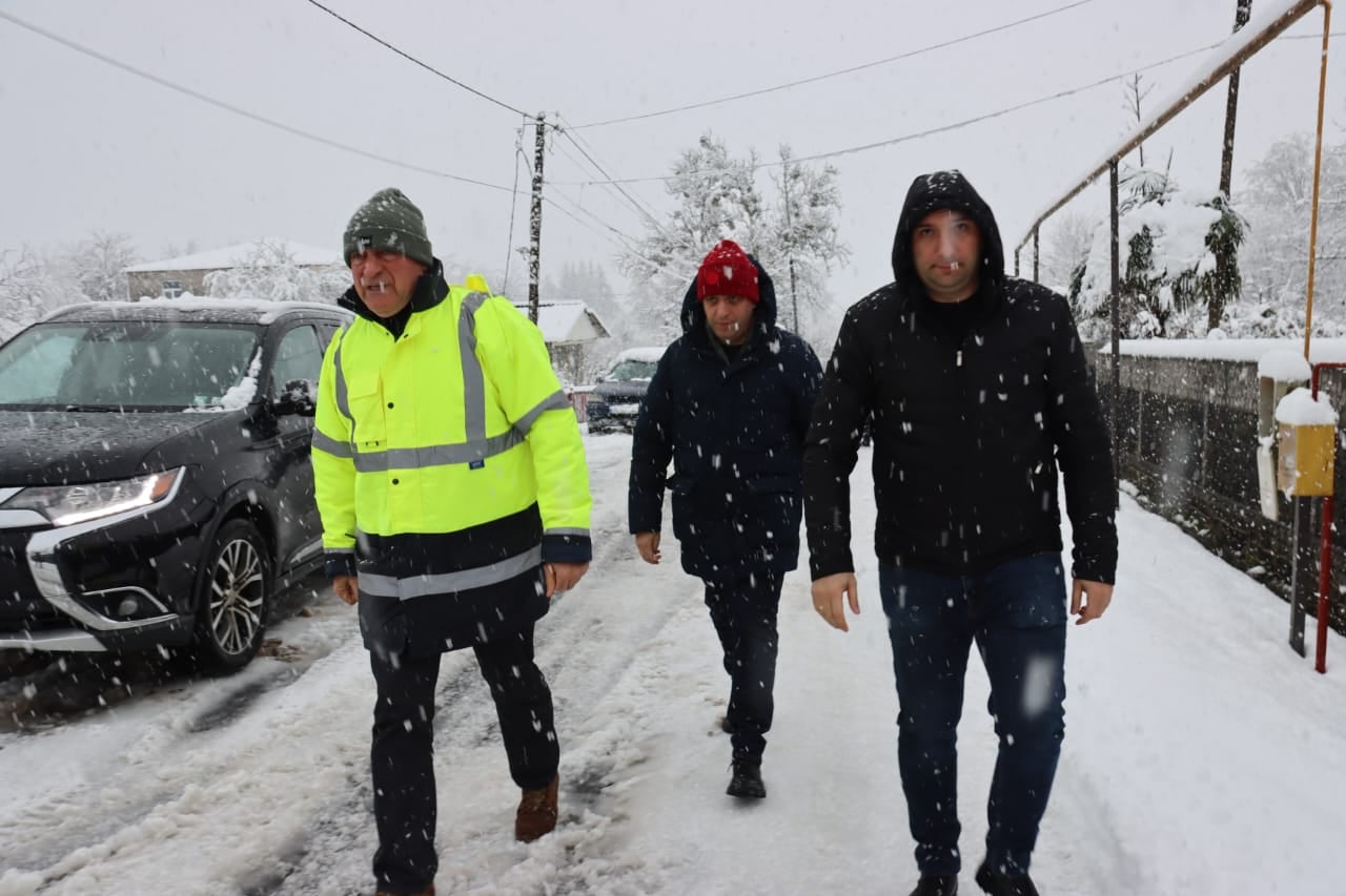 ჩხოროწყუს მერია: თოვლის სახით მოსული უხვი ნალექისგან დილიდან ინტენსიურად იწმინდება ქალაქსა და ადმინისტრაციულ ერთეულებში  საავტომობილო გზები