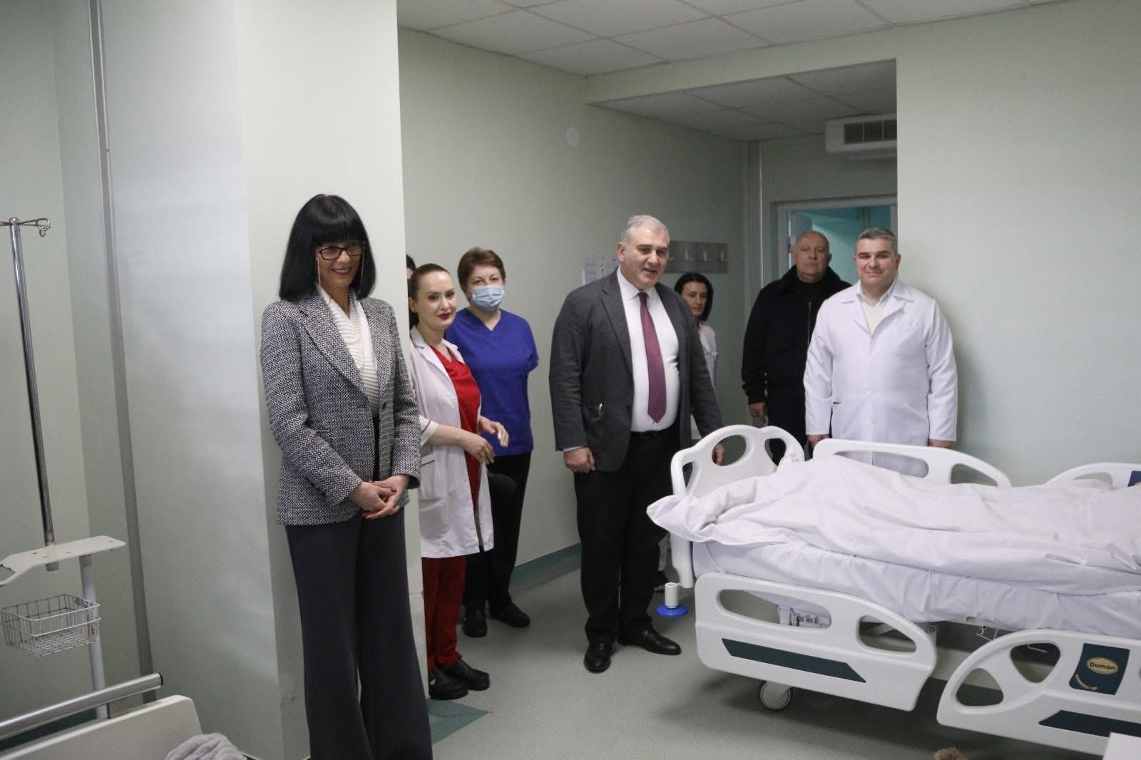 რუხის საავადმყოფოში მინისტრებმა და გუბერნატორმა ის სპაციენტები მოინახულეს ვინც ოკუპირებულ აფხაზეთში ცხოვრობნენ