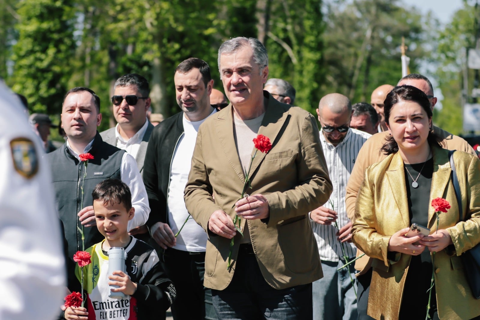 ფოთში, ფაშიზმზე გამარჯვების დღესთან დაკავშირებით  ადგილობრივი ხელისუფლების წარმომადგენლებმა დიდების მემორიალი ყვავილებით შეამკეს