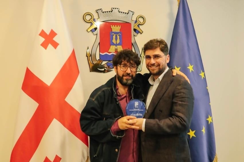 ბექა ვაჭარაძემ ფოთის თეატრის მსახიობს,  ჯანო იზორიას  საუკეთესო მსახიობის ჯილდოს  მოპოვება მოულოცა 