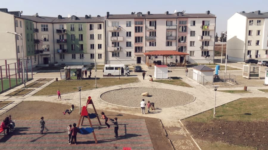 ზუგდიდში, დევნილთა ჩასახლებაში, “ნაციონალების” მხარდამჭერი “ქართული ოცნების” კოორდინატორებს თავს ესხმის