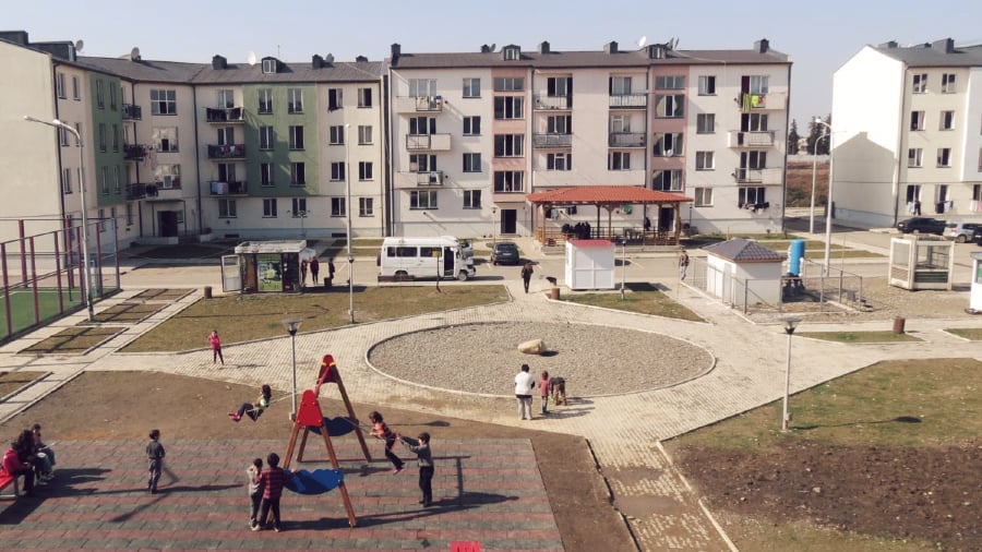 ზუგდიდში, დევნილთა ჩასახლებაში, “ნაციონალების” მხარდამჭერი “ქართული ოცნების” კოორდინატორებს თავს ესხმის