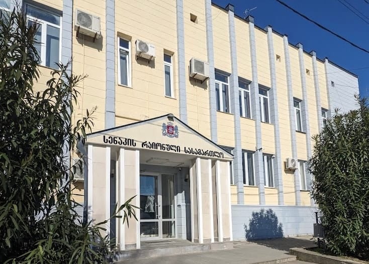 სენაკში ბანკის ყაჩაღობის ფაქტზე დაკავებული მამაკაცის სასამართლო დღეს გაიმართება
