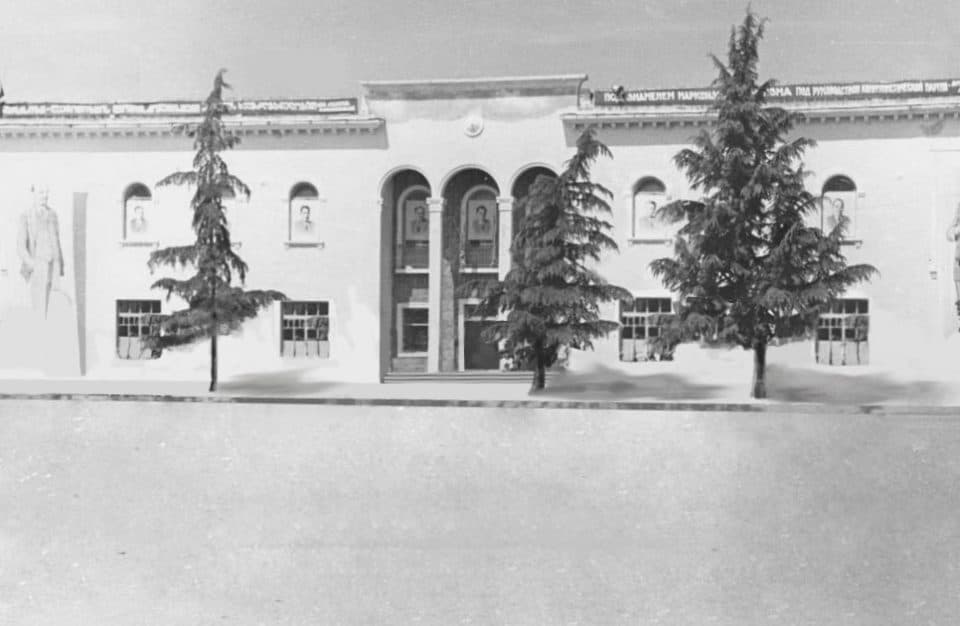 რა შენობა იდგა გუნერნიამდე ზუგდიდის ცენტრალურ მოედანზე