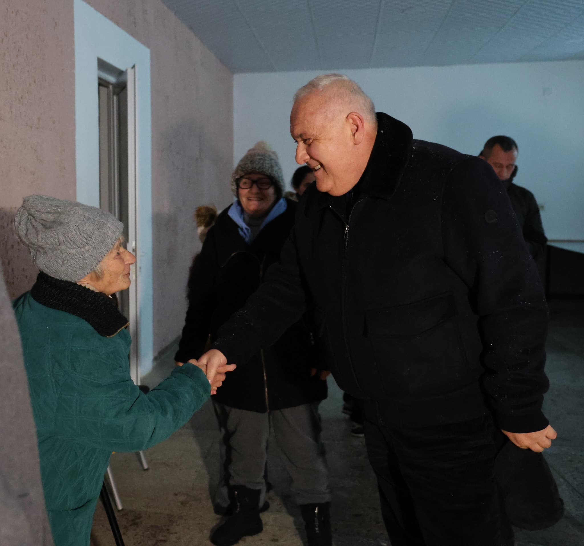 ფოცხოეწერში მცხოვრებ დევნილებს 500-ლარიანი ელექტროენერგიის ვაუჩერი გადაეცათ - image 3