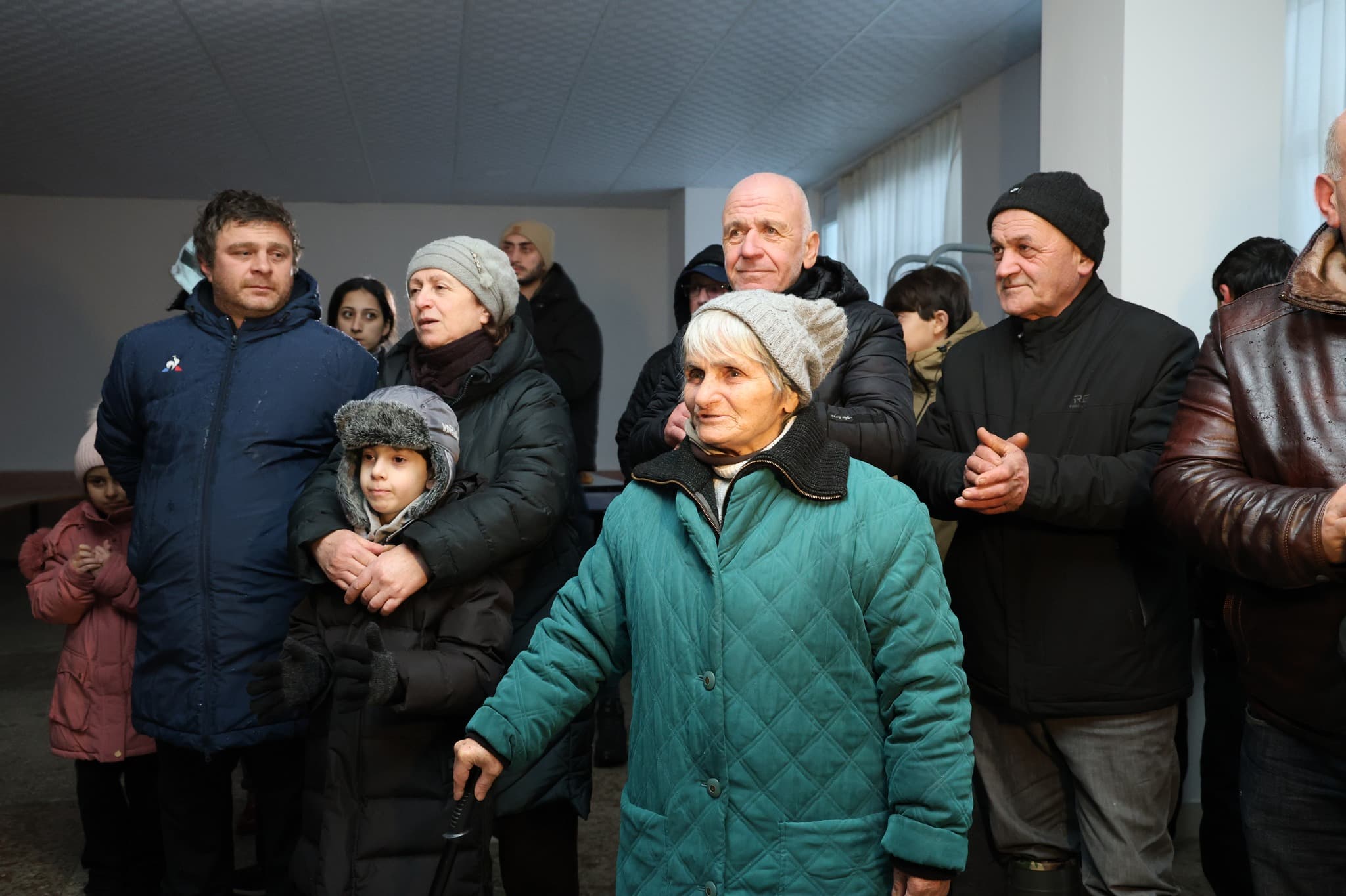 ფოცხოეწერში მცხოვრებ დევნილებს 500-ლარიანი ელექტროენერგიის ვაუჩერი გადაეცათ - image 4