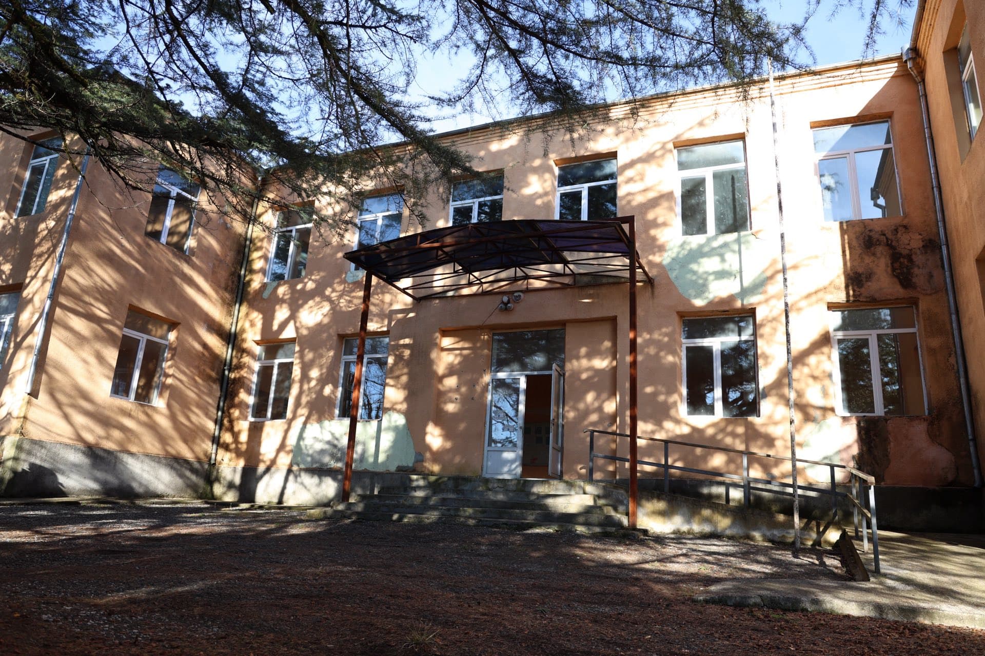 ინფრასტრუქტურის მინისტრი რევაზ სოხაძე, სამეგრელო-ზემო სვანეთის სახელმწიფო რწმუნებულ დავით ვერავა ხობის მუნიციპალიტეტის სოფელ ხამისკურის საჯარო სკოლის პედაგოგებს შეხვდა - image 2